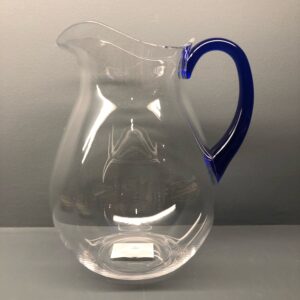 Jarra de metacrilato con asa azul